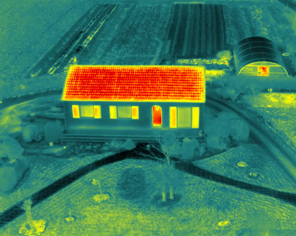DRONE DELATTRE EXPERTISE - Thermographie infrarouge aérienne par drone d'une maison pour inspection thermique pour analyser la perdition de chaleur